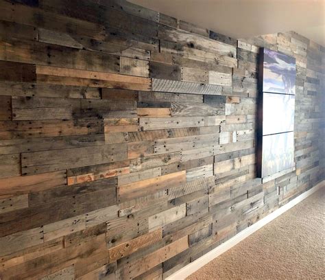 reclaimed pallet wood wall